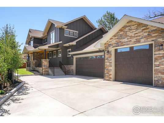 Attached, Exterior, Facade, American Craftsman