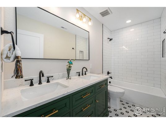 Bathroom, Dual Sink Vanities, Interior, Recessed Lighting
