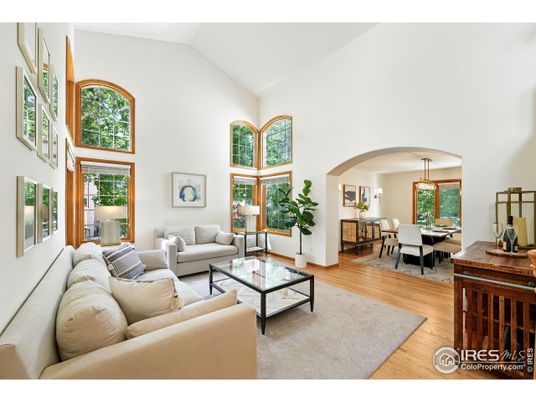 Chandelier, Dining room, Interior, Living room, Pendant Lights, Wood Texture Flooring