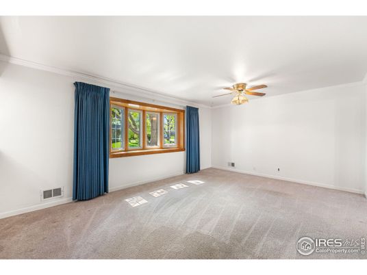 Empty room, Interior