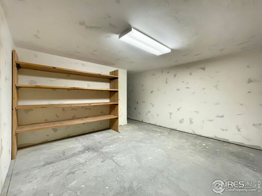 Empty room, Interior