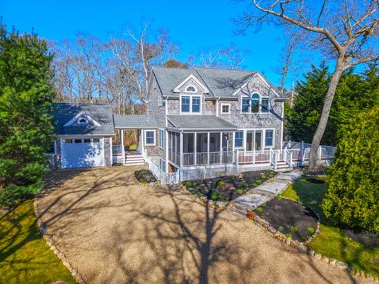 Attached, Exterior, Facade, Queen Anne Victorian