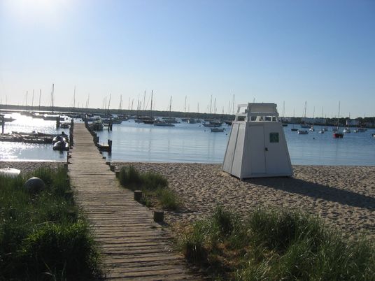 Exterior, Lake