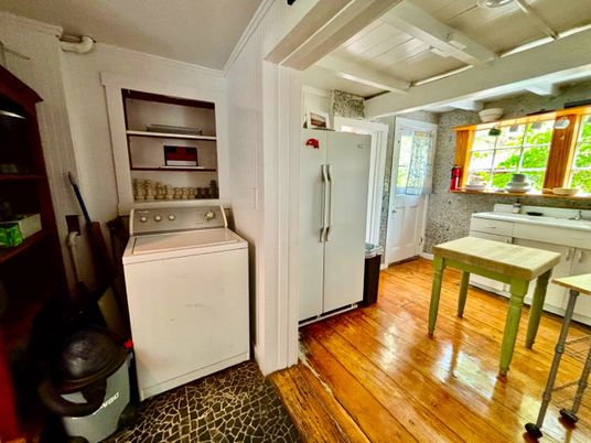 Interior, Utility Closets, Washer, Wood Texture Flooring