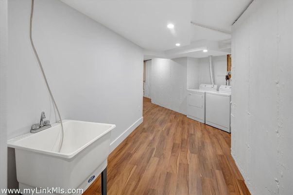 Interior, Recessed Lighting, Washer, Wood Texture Flooring
