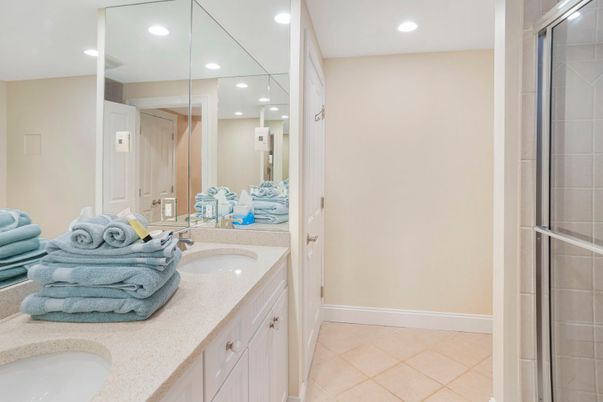 Bathroom, Dual Sink Vanities, Interior, Recessed Lighting