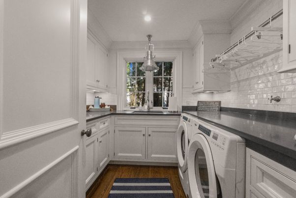 Interior, Pendant Lights, Recessed Lighting, Washer, Wood Texture Flooring