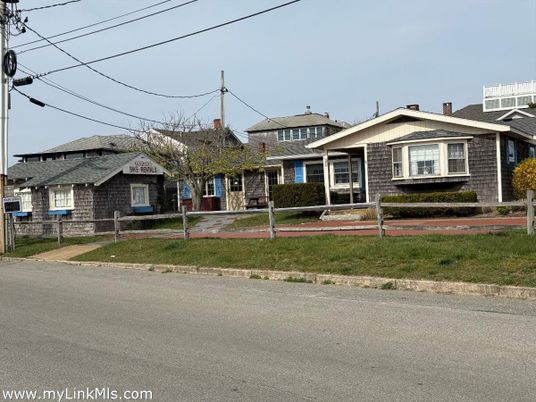 Exterior, Facade, Brick Facade, Ranch