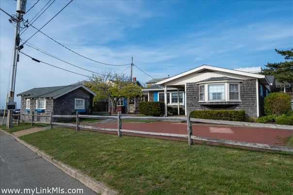 Exterior, Facade, Brick Facade, Ranch