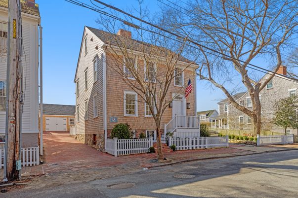 Exterior, Facade, Rowhouse