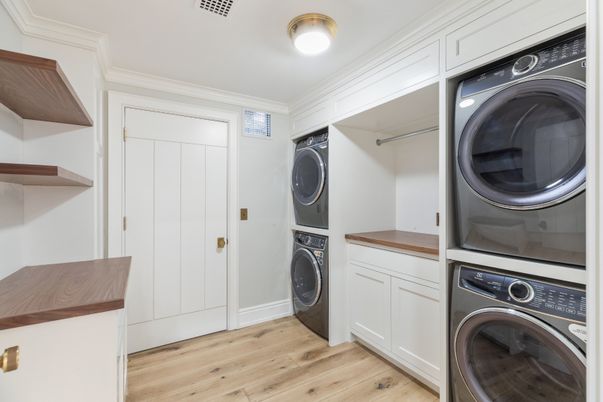 Interior, Utility Closets, Washer, Wood Texture Flooring