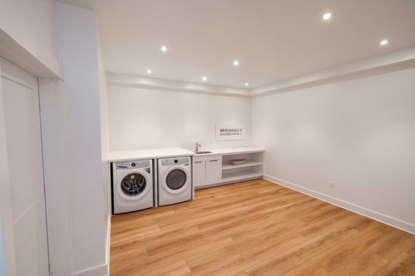 Interior, Recessed Lighting, Washer, Wood Texture Flooring