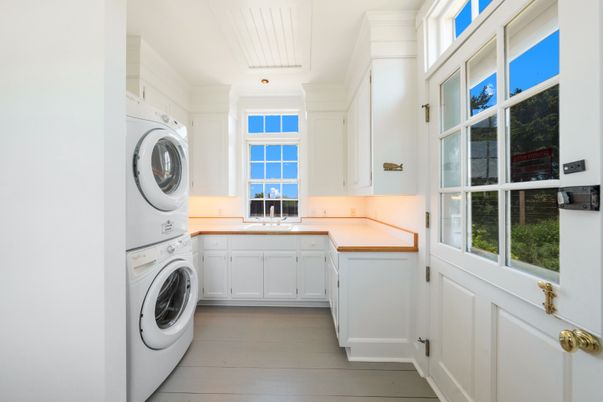 Interior, Utility Closets, Washer, Wood Texture Flooring