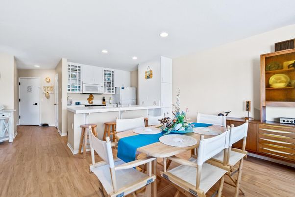 Dining room, Interior, Kitchen, Recessed Lighting, Wood Texture Flooring