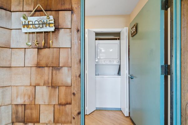 Interior, Utility Closets, Washer, Wood Texture Flooring