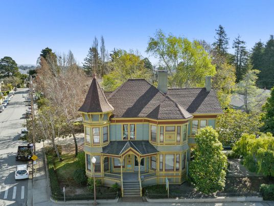 Exterior, Facade, Queen Anne Victorian