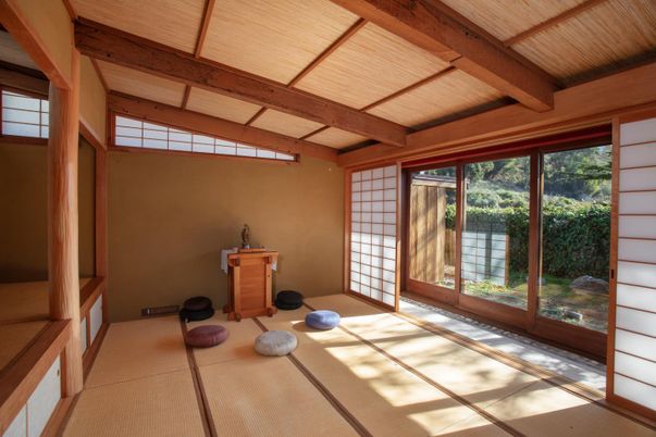 Empty room, Interior, Wooden Beams, Wooden Ceilings