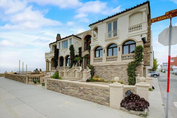 Exterior, Facade, Mediterranean