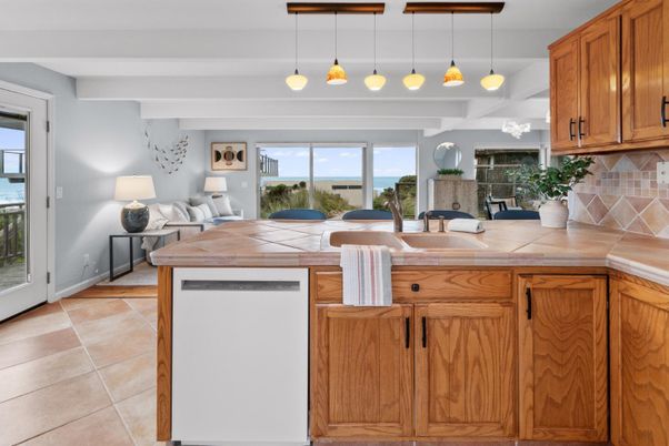 Interior, Kitchen, Pendant Lights, Tile Countertops, Water