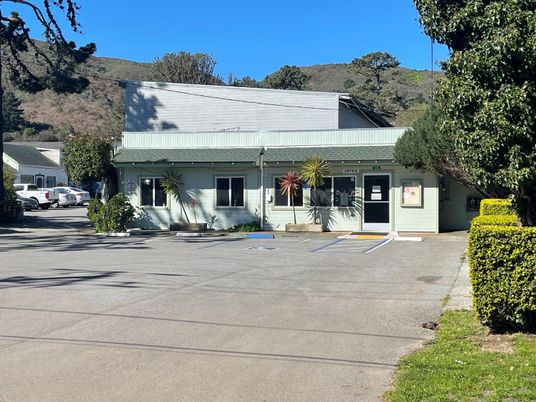 Exterior, Facade, Ranch
