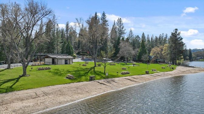 Exterior, Lake