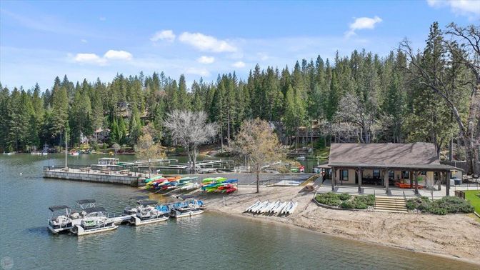 Exterior, Lake