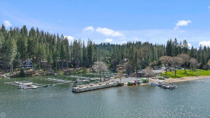 Exterior, Lake
