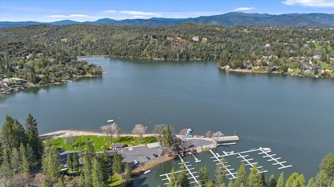 Exterior, Lake