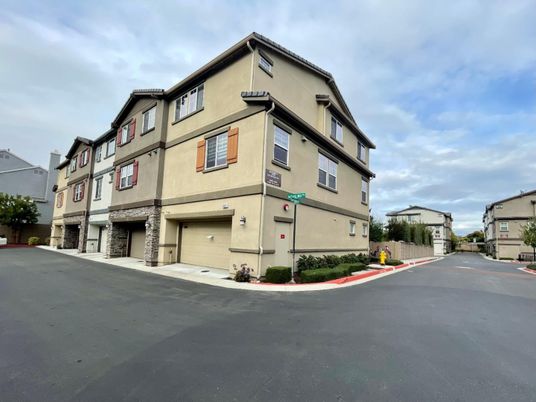 Attached, Exterior, Facade, Rowhouse