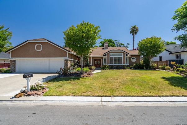 Attached, Exterior, Facade, Ranch
