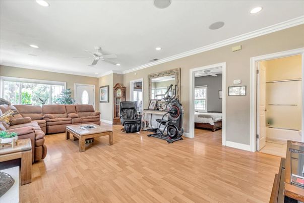 Fitness Equipment, Interior, Living room, Recessed Lighting, Wood Texture Flooring
