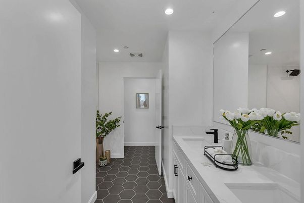 Bathroom, Dual Sink Vanities, Interior, Recessed Lighting