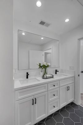 Bathroom, Dual Sink Vanities, Interior, Recessed Lighting