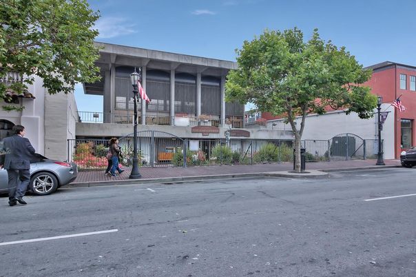 Exterior, Facade, Modern