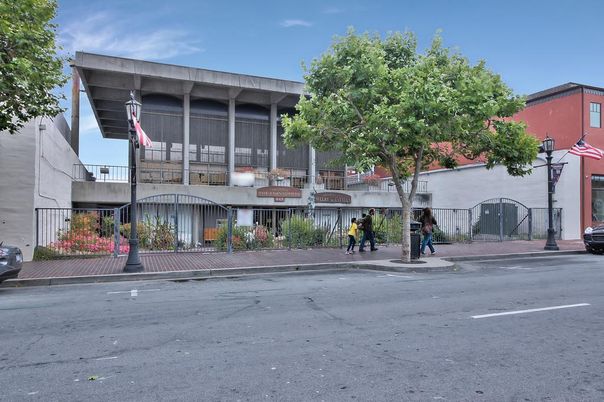 Exterior, Facade, Modern