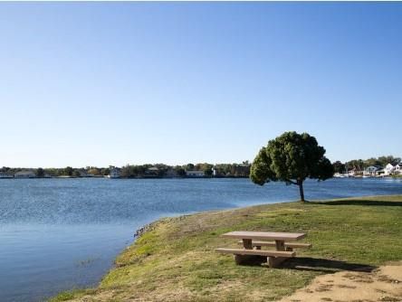 Exterior, Lake