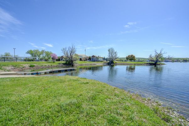 Exterior, Lake