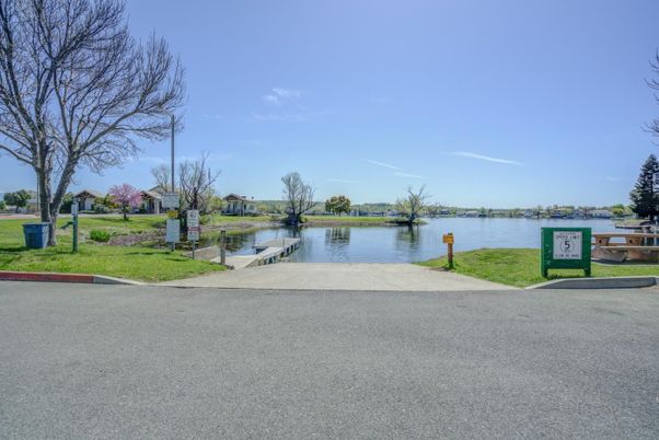 Exterior, Lake
