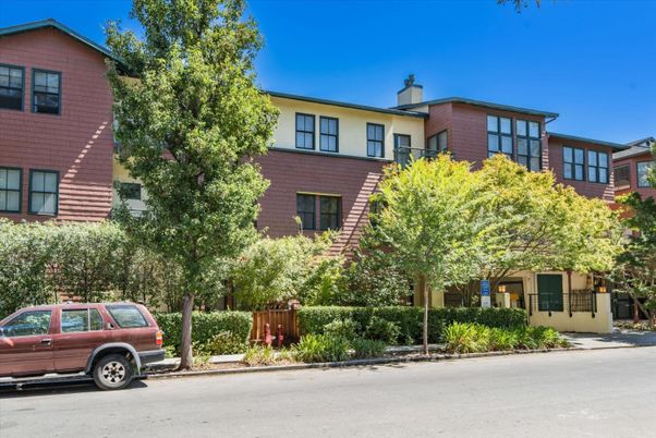 Exterior, Facade, Brick Facade, Rowhouse