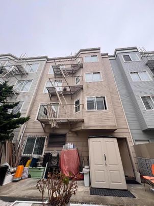 Exterior, Facade, Rowhouse