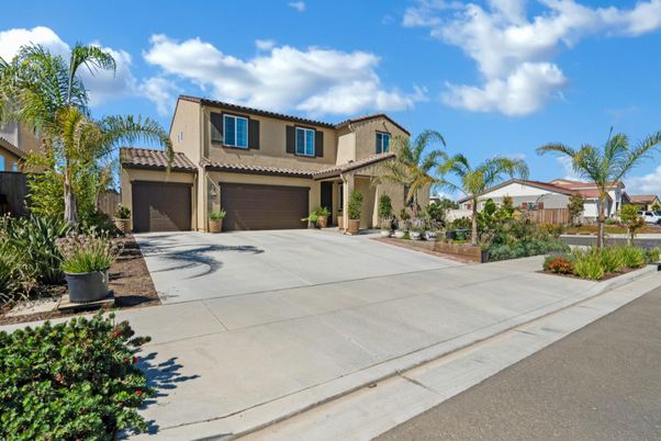 Attached, Exterior, Facade, Mediterranean