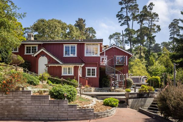 Exterior, Facade, Raised Ranch
