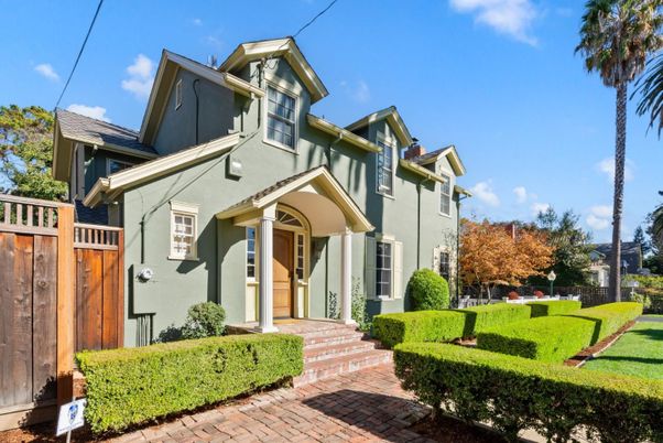 Exterior, Facade, Queen Anne Victorian