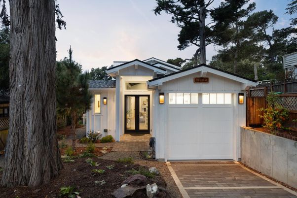 Attached, Exterior, Facade, None