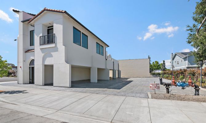 Exterior, Facade, Modern