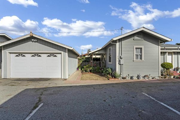 Attached, Exterior, Facade, American Craftsman