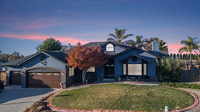 Attached, Exterior, Facade, American Craftsman