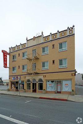 Exterior, Facade, Rowhouse