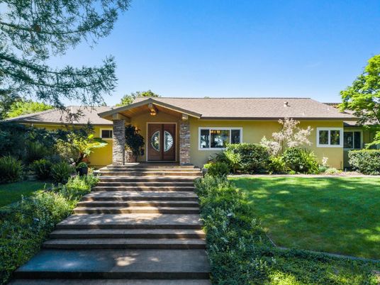 Backyard, Exterior, Facade, Ranch