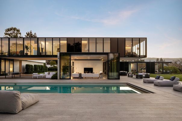 Exterior, Facade, Pool, Modern